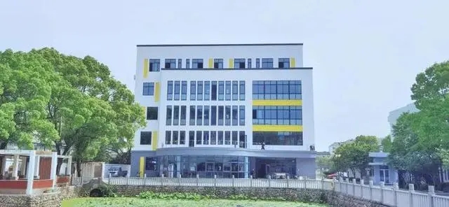 九峰高級(jí)中學(xué)新校園建設(shè)項(xiàng)目進(jìn)入掃尾階段寧波新寶聚不銹鋼水箱寧波不銹鋼水箱廠家